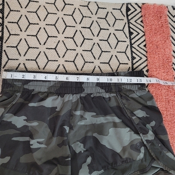 Athleta Racer Run Mesh Shorts in Olive Green Camo, sz XS - Picture 9 of 11